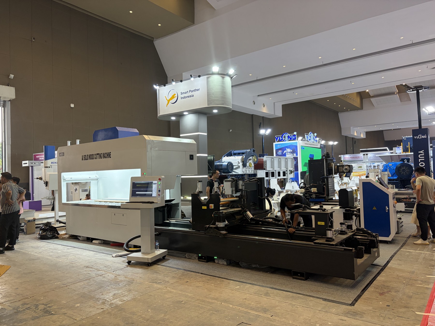 The single-station AI cutting machine on display at the SPI booth.